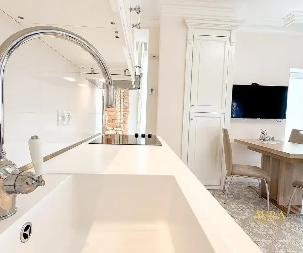 Kitchen; kitchen appliances, natural light, modern style