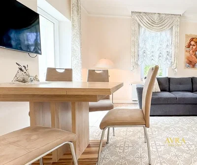 Wohnzimmer; tageslicht, fliesenboden, moderner stil