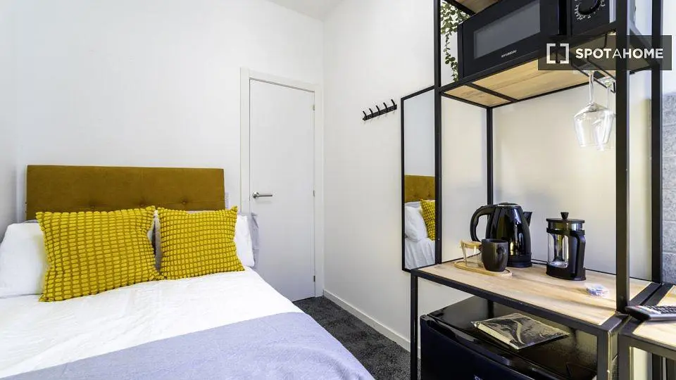 Schlafzimmer; tageslicht, moderner stil