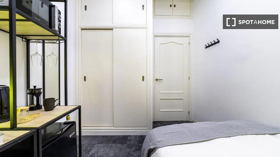 Schlafzimmer; holzboden, renoviert, tageslicht