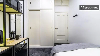 Schlafzimmer; holzboden, renoviert, tageslicht