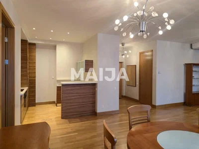 Cucina; pavimento in legno, luce naturale