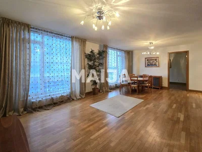 Soggiorno; pavimento in legno, luce naturale