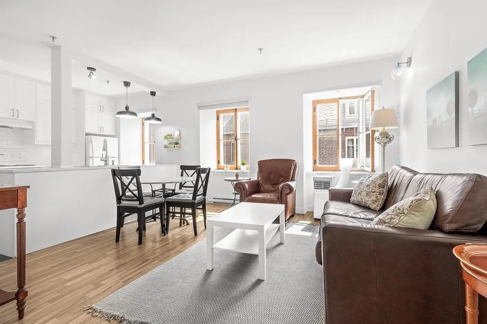Salon; parquet, lumière naturelle, style moderne