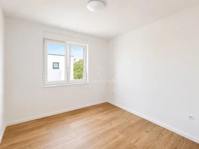 Ostatní; dřevěná podlaha, přirozené světlo