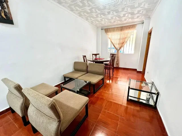 Salón; suelo de baldosas, luz natural