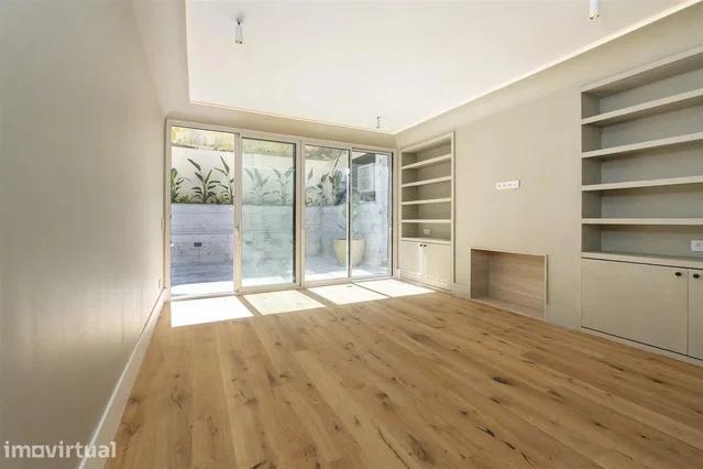 Wohnzimmer; holzboden, tageslicht