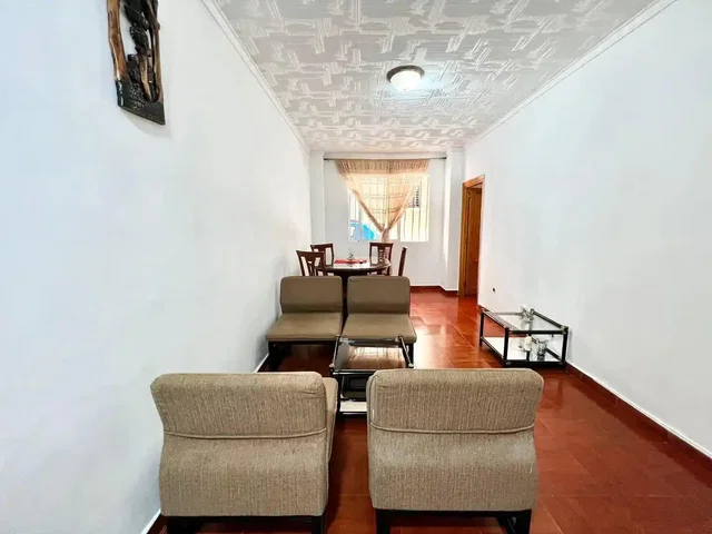 Salón; suelo de madera, luz natural