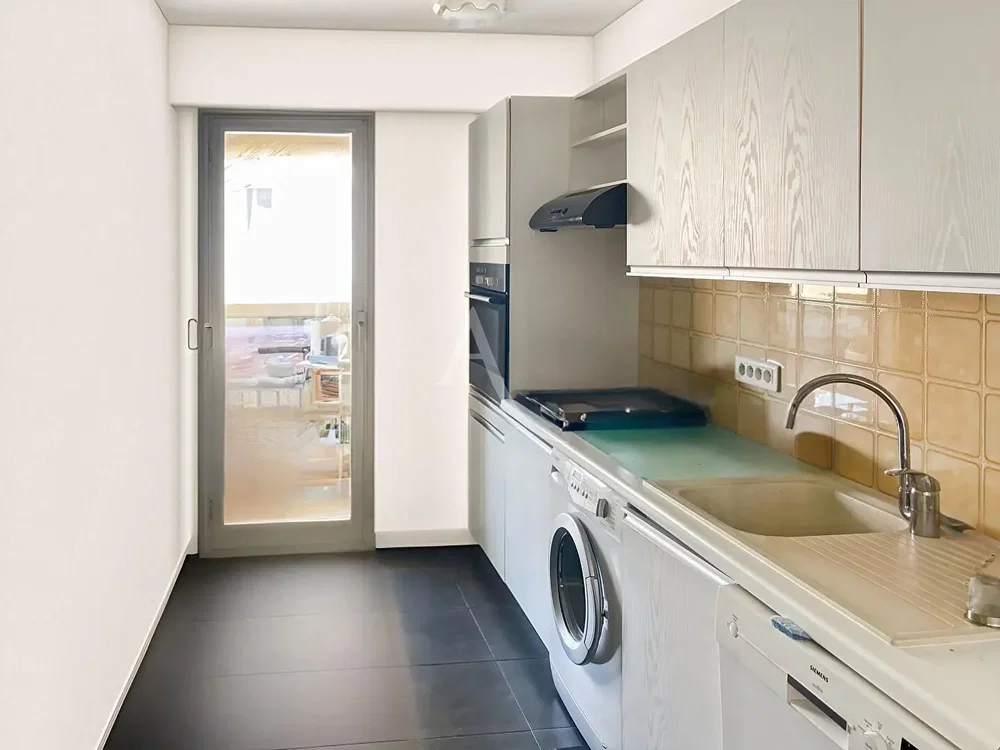 Cuisine; carrelage, électroménager, lumière naturelle
