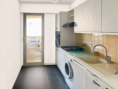 Cuisine; carrelage, électroménager, lumière naturelle