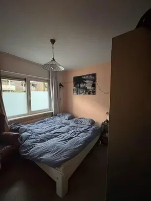 Quarto; luz natural, chão de madeira