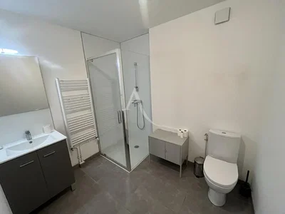 Купатило; плочице, реновиран, природно светло