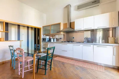 Keuken; keukenapparatuur, houten vloer, natuurlijk licht
