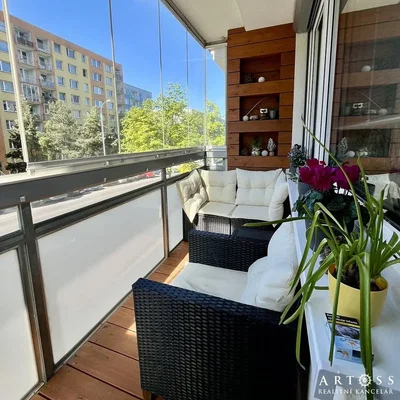 Balcone; vista, pavimento in legno, luce naturale, stile moderno