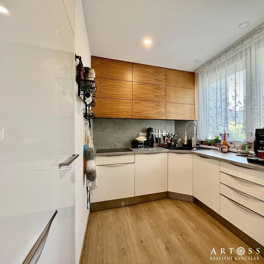 Cucina; elettrodomestici, pavimento in legno, luce naturale