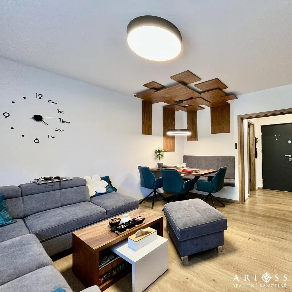 Soggiorno; stile moderno, pavimento in legno, luce naturale