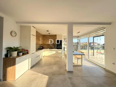 Cucina; elettrodomestici, pavimento in piastrelle, luce naturale, vista