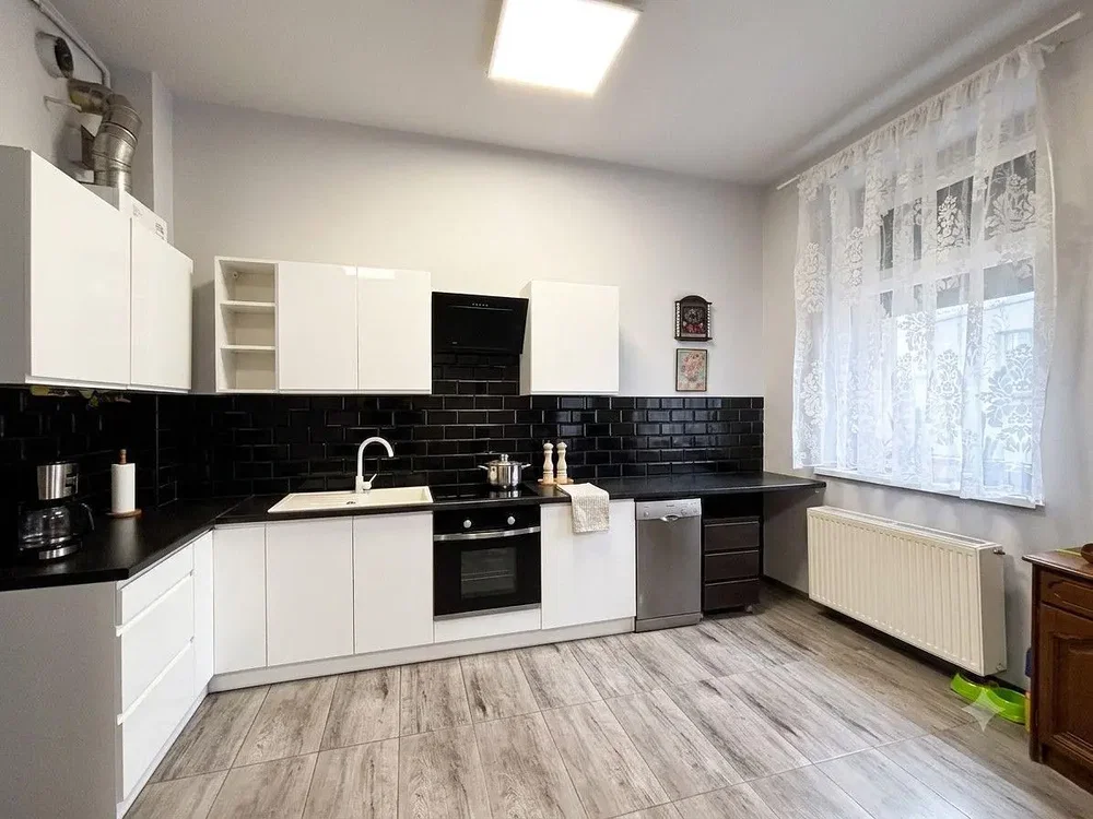 Cuisine; électroménager, carrelage, lumière naturelle