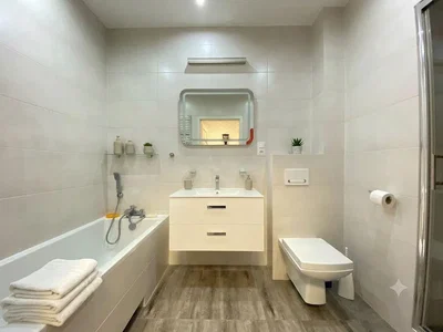 Salle de bain; carrelage, rénové, lumière naturelle