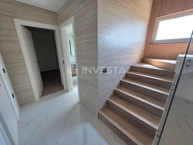 Altro; pavimento in piastrelle, luce naturale