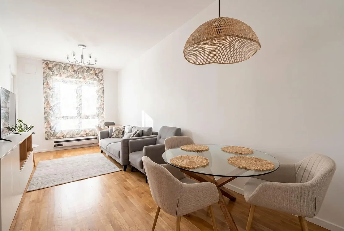 Salon; parquet, lumière naturelle, style moderne