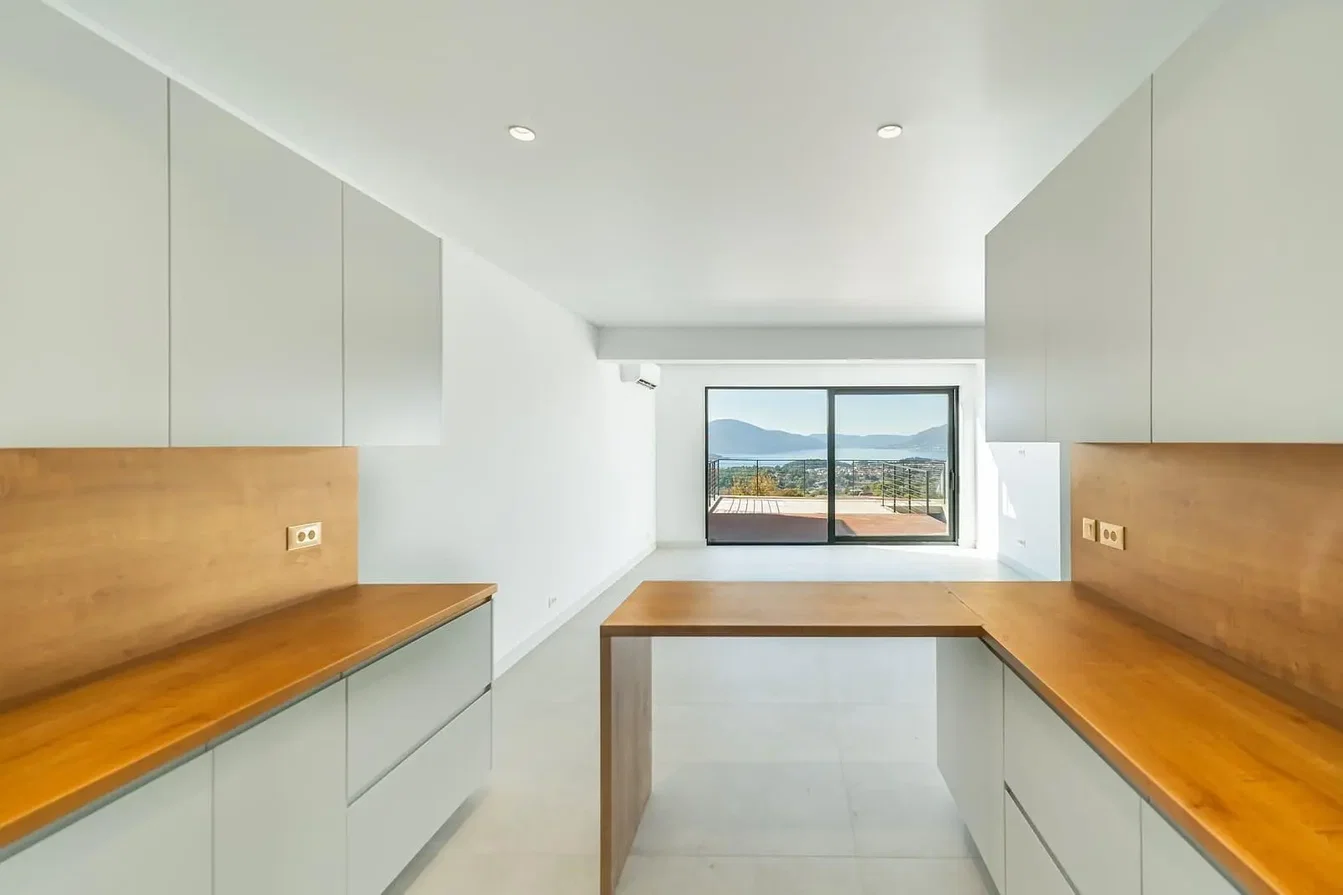 Cuisine; vue, électroménager, lumière naturelle, rénové, carrelage