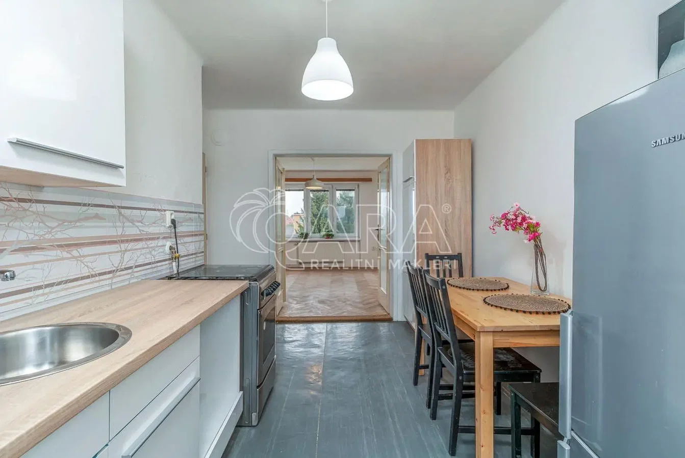 Cocina; electrodomésticos, suelo de madera, luz natural, estilo moderno