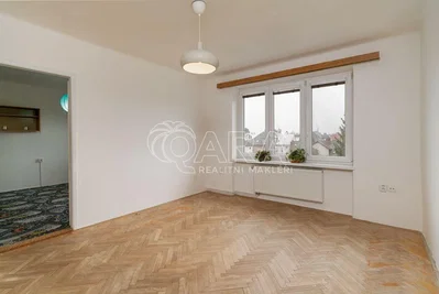 Salón; suelo de madera, luz natural, suelo de baldosas