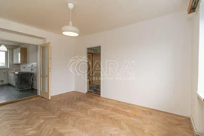 Salón; suelo de madera, luz natural, necesita renovación