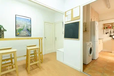 Кухня; кухненски уреди, плочки, естествена светлина