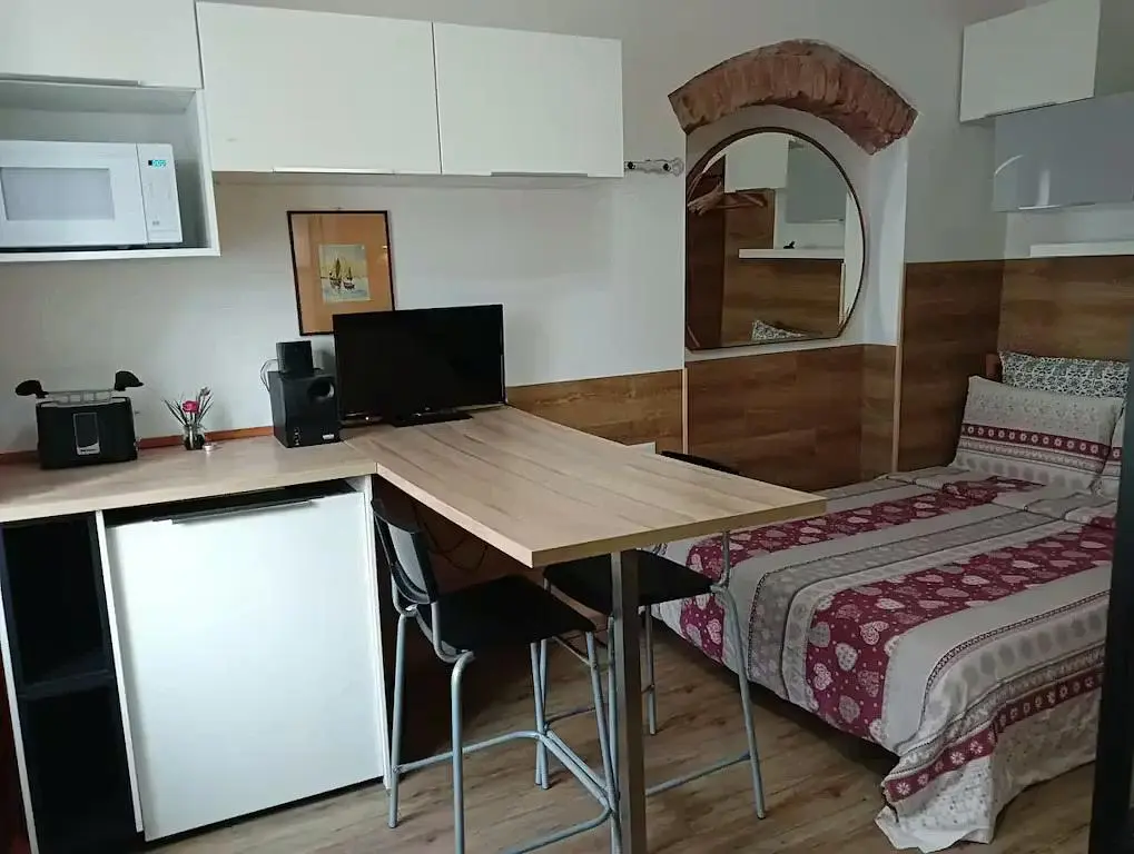 Schlafzimmer; holzboden, tageslicht, moderner stil