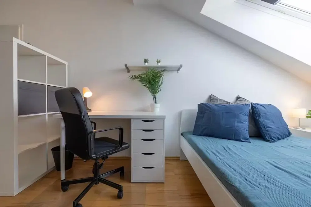 Ložnice; přirozené světlo, dřevěná podlaha