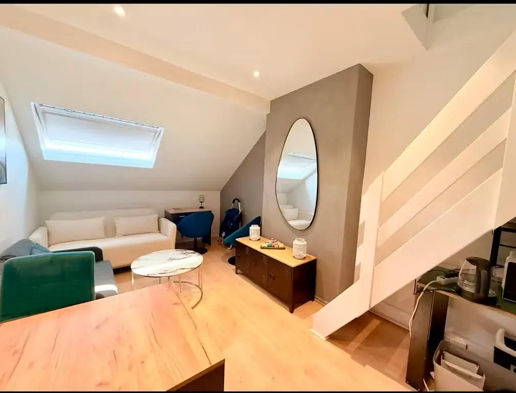 Soggiorno; pavimento in legno, luce naturale