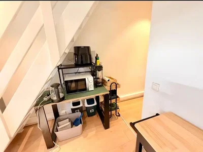 Cucina; elettrodomestici, pavimento in piastrelle