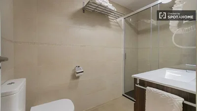 Toilette; fliesenboden, renoviert, tageslicht