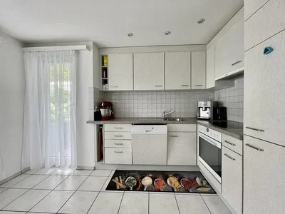 Кухиња; плочице, кухињски апарати, природно светло
