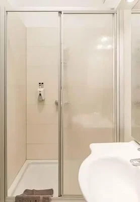 Baño; suelo de baldosas, luz natural