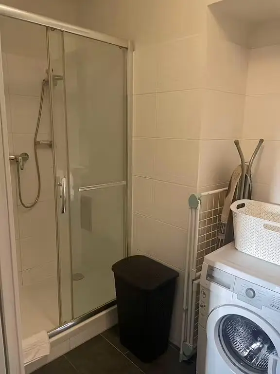 Badkamer; tegelvloer, natuurlijk licht