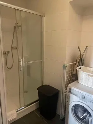 Badkamer; tegelvloer, natuurlijk licht