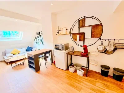 Soggiorno; luce naturale, pavimento in legno, stile moderno