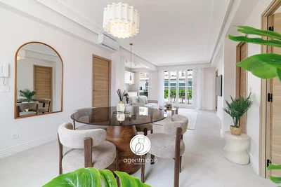 Woonkamer; natuurlijk licht, moderne stijl, houten vloer