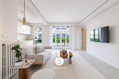 Woonkamer; natuurlijk licht, moderne stijl, houten vloer