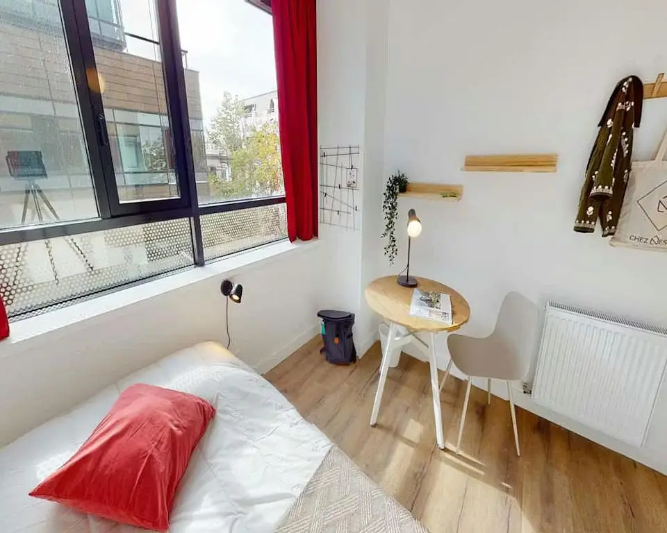 Schlafzimmer; holzboden, tageslicht