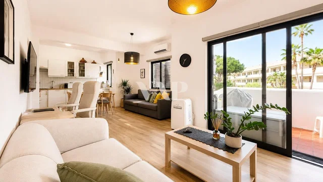 Wohnzimmer; blick, holzboden, tageslicht, moderner stil