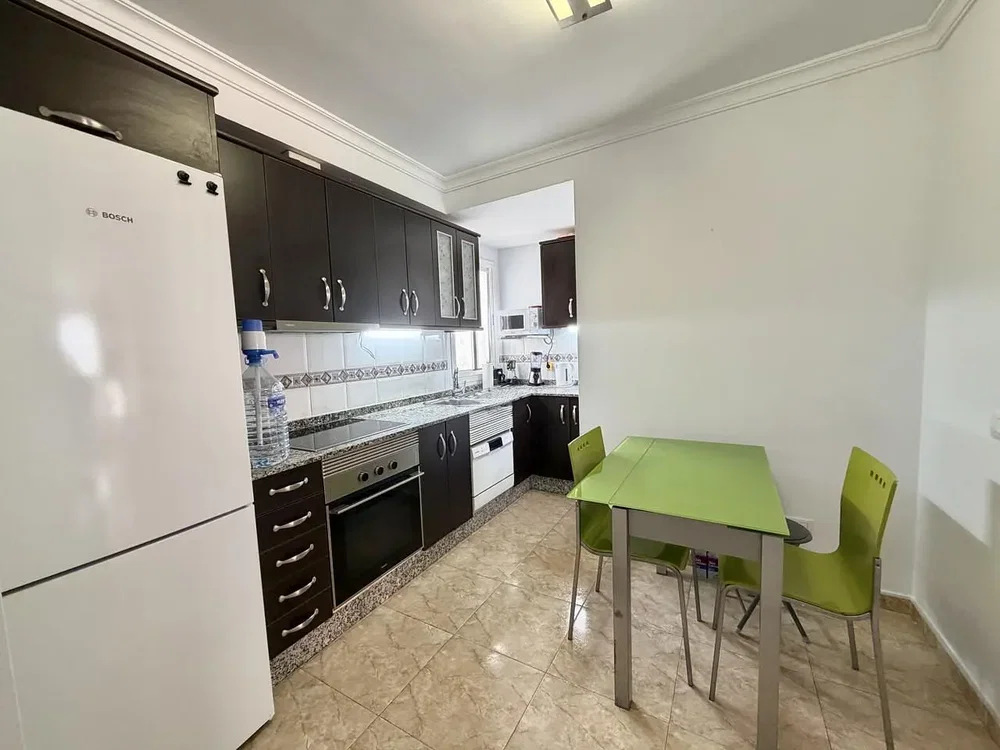 Cuisine; électroménager, carrelage, lumière naturelle