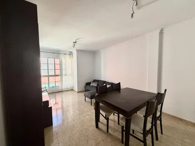 Salon; carrelage, lumière naturelle
