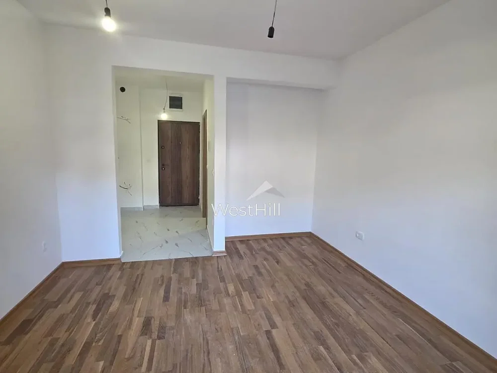 Autre; parquet, nécessite rénovation, lumière naturelle