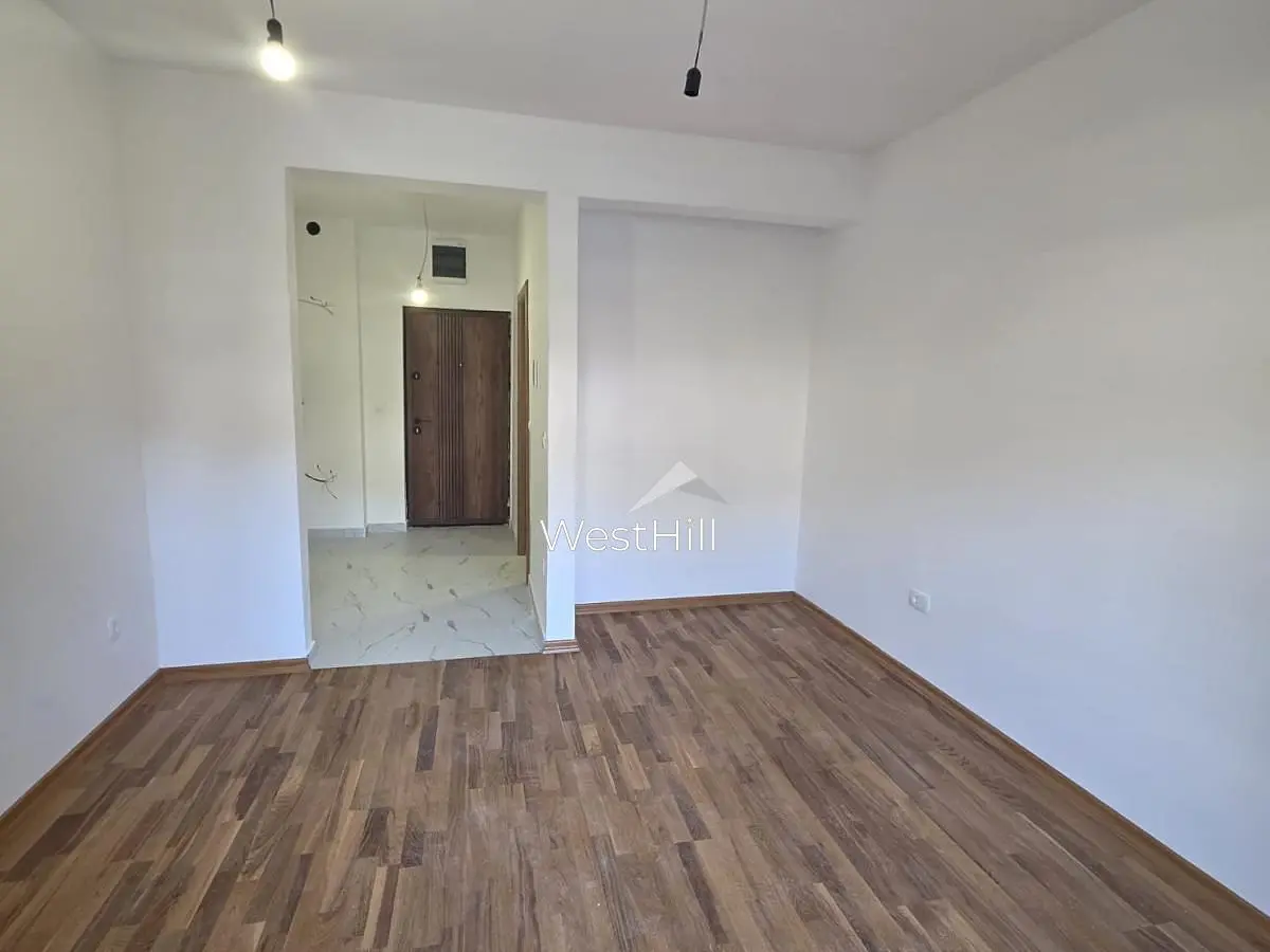 Autre; parquet, nécessite rénovation, lumière naturelle