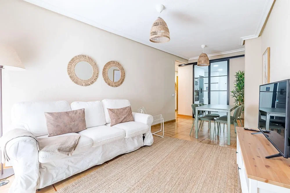 Soggiorno; pavimento in legno, luce naturale, stile moderno