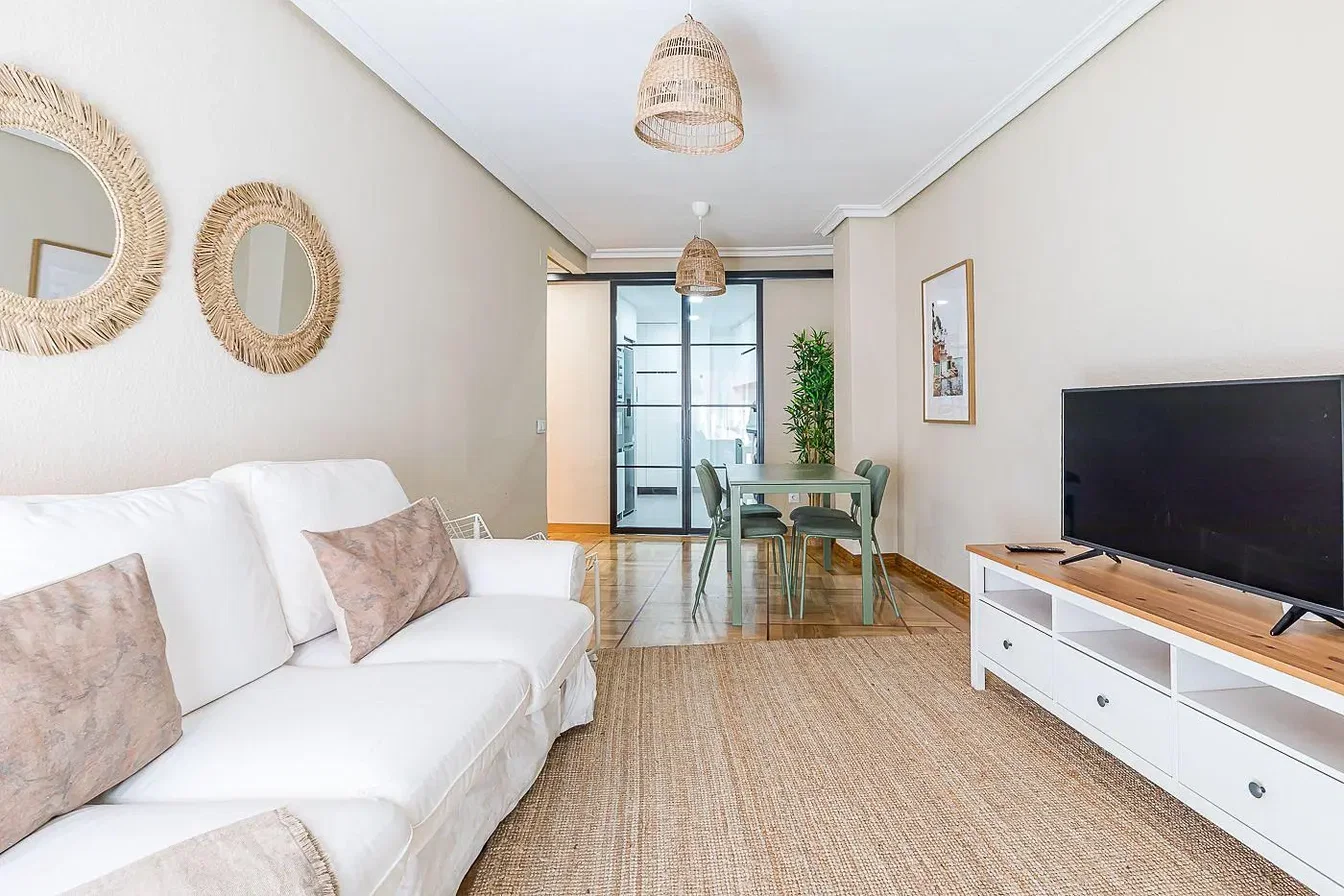 Soggiorno; luce naturale, stile moderno, pavimento in piastrelle